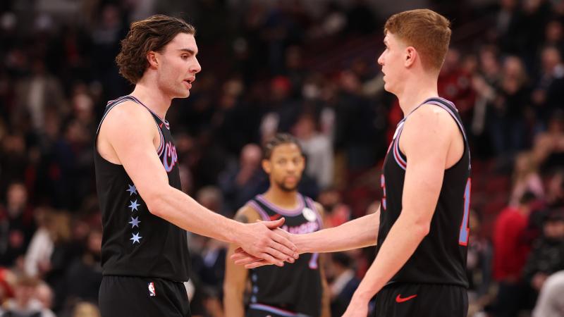 拉维亚开赛8分钟离场，球迷：他是我见过最易受伤的球员之一（拉维亚开场仅8分钟伤退，球迷无奈：堪称我见过最容易受伤的球员之一）