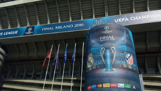 基米希穿充气南瓜装庆祝万圣节，德国队友劳姆赞其为“超模”（基米希穿充气南瓜服庆祝万圣节，德国队友劳姆直呼像超模）