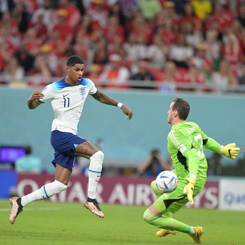 哈登在比赛中超越安东尼，进入NBA历史得分榜前十，成为首位2009届进入前十的球员，距30000分仍需1710分。（哈登超越安东尼跻身NBA历史得分前十，成2009届首人，距3万分还差1710分）