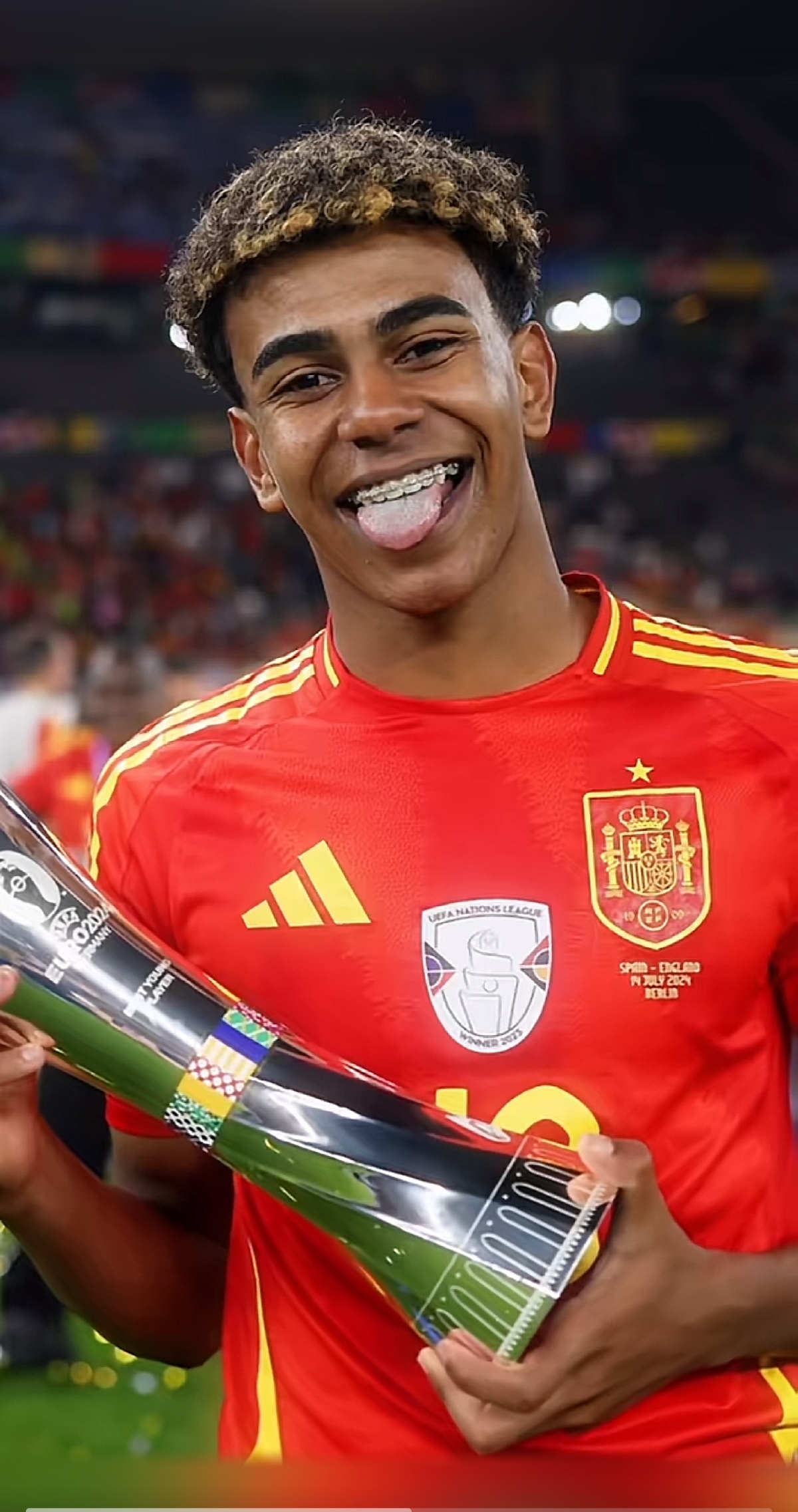 意媒：库普梅纳斯转型中卫表现亮眼，尤文中场补强成当务之急（意媒：库普梅纳斯客串中卫抢眼，尤文中场引援迫在眉睫）