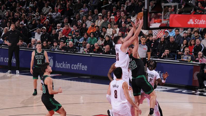 以全新视角回顾AC米兰对阵罗马的比赛📽️🔴⚫（换个角度再看AC米兰对阵罗马的较量🎥🔴⚫）