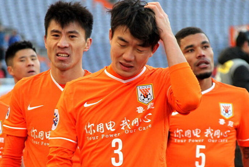 德媒：金玟哉大腿肌肉疼痛，可能会伤缺数场（德媒：金玟哉大腿肌肉不适，或将缺阵多场比赛）