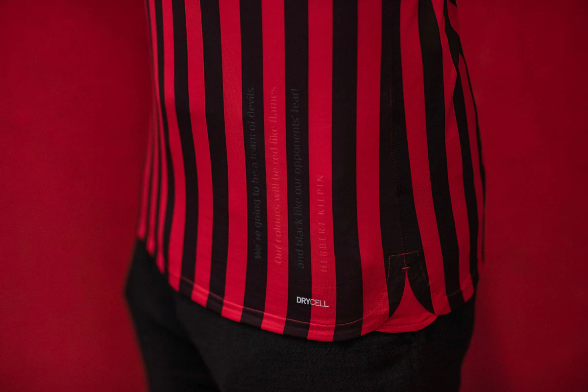 莱奥：我正在学习踢中锋，球队在场内场外都在帮助我（莱奥：正学习胜任中锋，球队场上场下都在帮我）