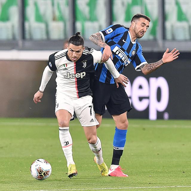 意外变阵！安东尼戴维斯坐镇五号位，解锁独行侠争胜关键优势（突发变阵！安东尼·戴维斯改打中锋，独行侠赢球关键优势被激活）