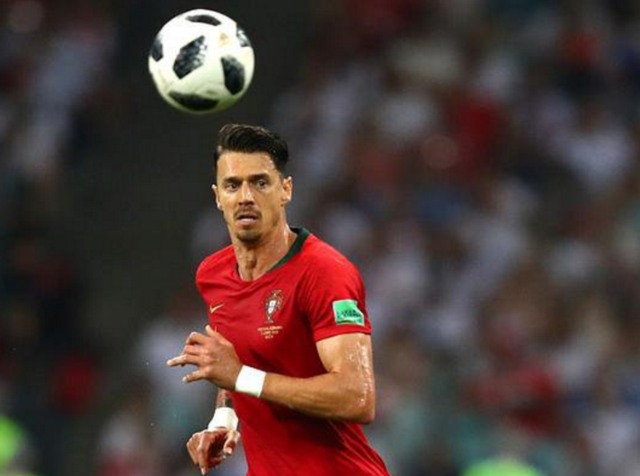 国米后卫邓弗里斯伤情不明复出无期，更换经纪人引转会猜测（国米后卫邓弗里斯伤势未明复出遥遥无期，换经纪人再起转会传闻）